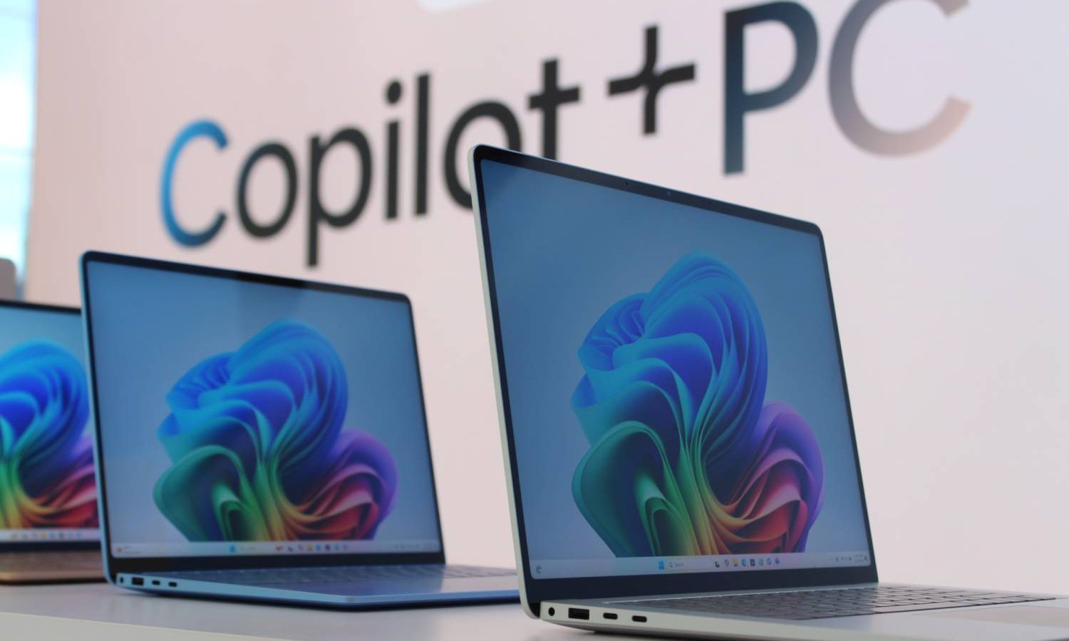 Le Surface Laptop présenté devant un panneau Copilot+.