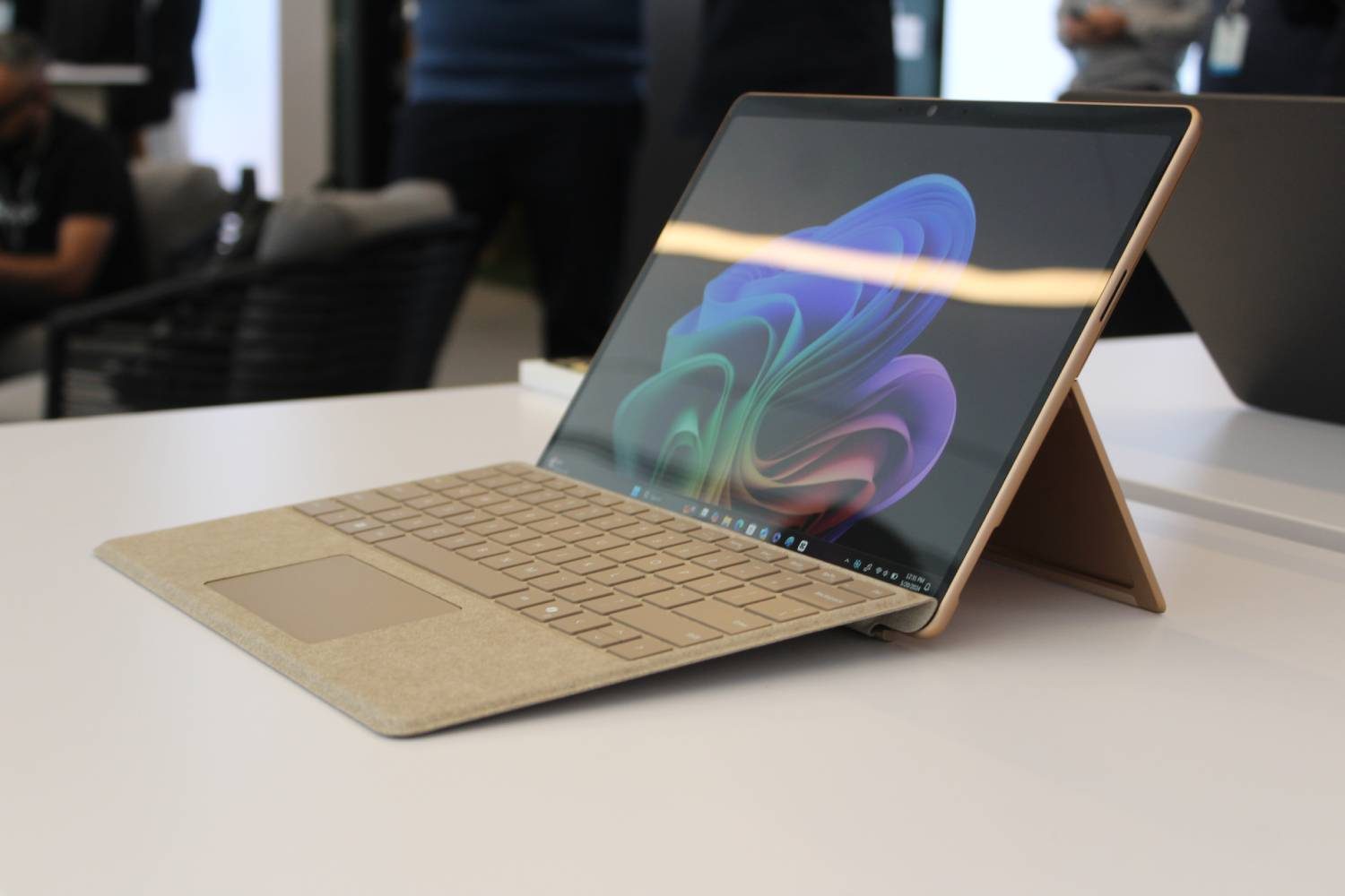 La Surface Pro avec le clavier attaché sur une table.
