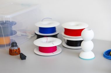 Bobines de filament pour imprimante 3D de différentes couleurs posées sur un bureau