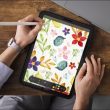Un iPad posé sur un bureau, utilisé avec un Apple Pencil