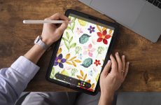 Un iPad posé sur un bureau, utilisé avec un Apple Pencil