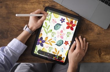 Un iPad posé sur un bureau, utilisé avec un Apple Pencil
