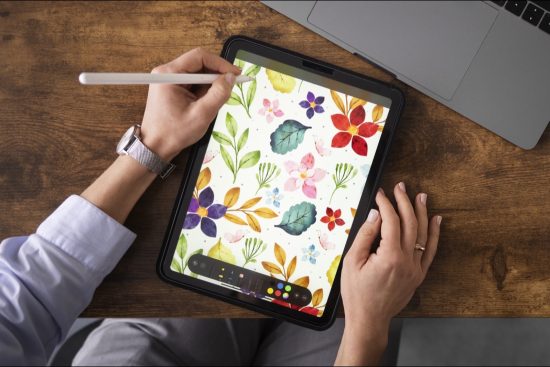 Un iPad posé sur un bureau, utilisé avec un Apple Pencil