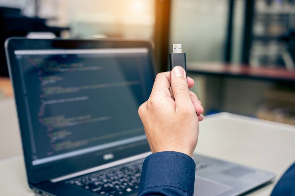 la vitesse de transfert et le type de connecteur USB